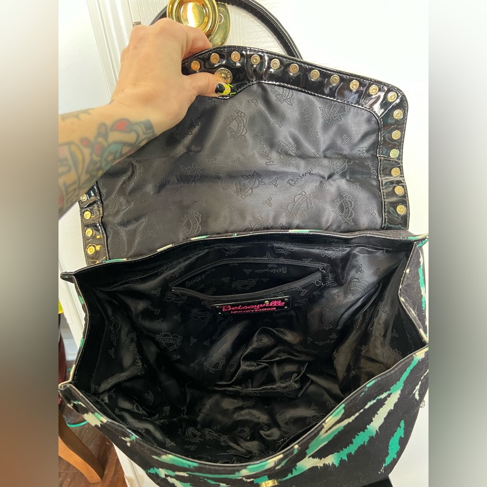 Betsey Johnson canvas and pleather tote. Very good condition - Picture 7 of 9